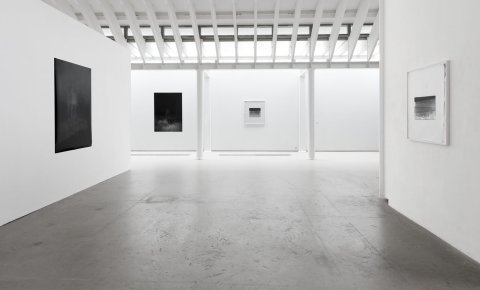 Ein Einblick in die Galerieräume, strahlend weiße Wände mit schwarz-weißen Bildern. Ein Einblick in die Galerieräume, strahlend weiße Wände mit schwarz-weißen Bildern.
